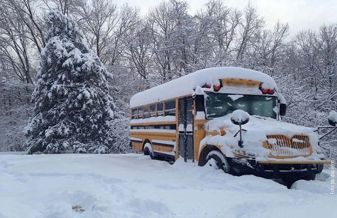 Autobus se kretao autoputem sa 1,6 tona snijega na krovu 