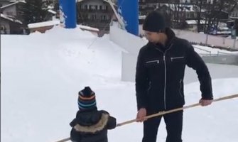 Đoković supertata: Evo kako on uči sina da skija (VIDEO)