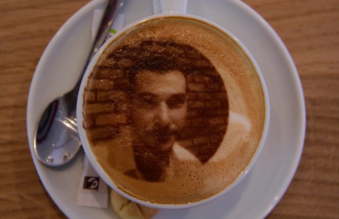 Kafe u Roterdamu nudi kapućino sa selfijem - selfićino