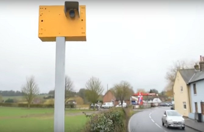Uz pomoć lažne kamere obuzdala divlje vozače (VIDEO)