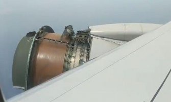 Djelovi aviona otpadali tokom leta (VIDEO)