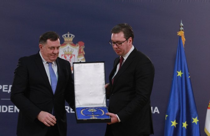 Dodik odlikovao Vučića za zasluge za doprinos opstanku i afirmaciji RS