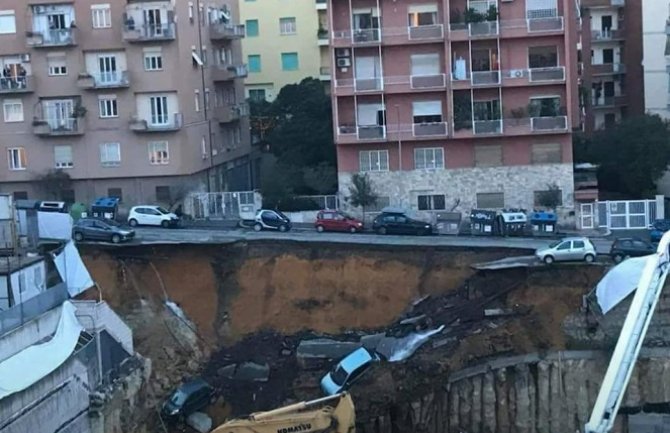 Rim: Rupa na cesti progutala automobile, više od 20 porodica evakuisano