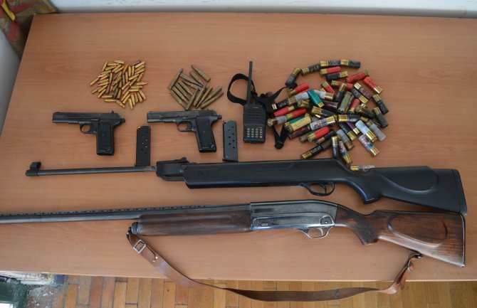 Pretresi na Cetinju: Pronađeno i oduzeto oružje, municija i marihuana