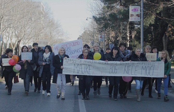 Protest u Podgorici: Ko je zadužio državu, majke ili predstavnici Vlade?