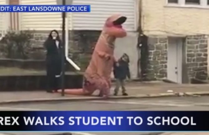 Prijava policiji da dinosaurus šeta ulicom