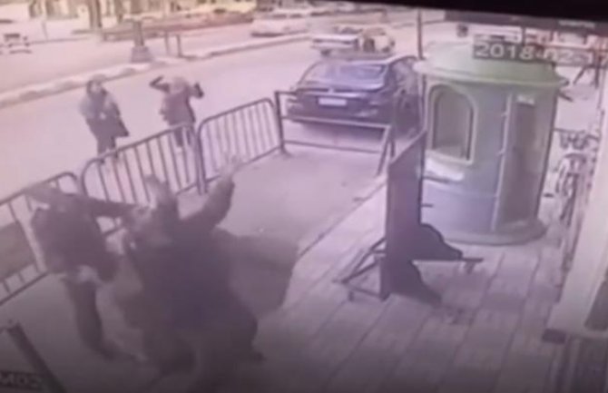 Policajac spasio dijete koje je palo sa 3.sprata (VIDEO)