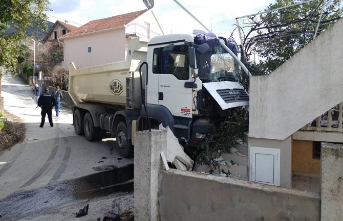 Nesreća u Tivtu: Vozač izgubio život od svog kamiona