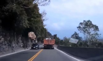 Vozači izbjegli nesreću: Na ulicu pala velika stijena (VIDEO)