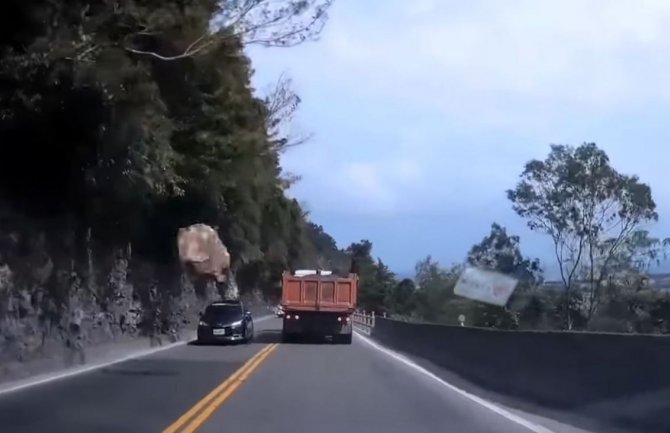 Vozači izbjegli nesreću: Na ulicu pala velika stijena (VIDEO)