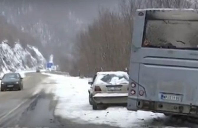 Sudar autobusa i automobila kod Novog Pazara, tri osobe poginule, tri povrijeđene (VIDEO)