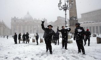 I vatikanski sveštenici se obradovali snijegu: Grudvanje na glavnom trgu (VIDEO)
