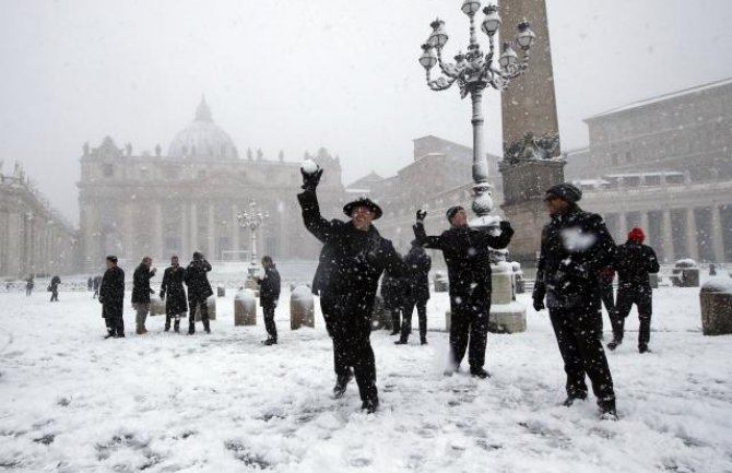 I vatikanski sveštenici se obradovali snijegu: Grudvanje na glavnom trgu (VIDEO)
