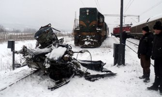 Teška saobraćajna nesreća u Srbiji: Voz gurao automobil 200 metara, dvije osobe poginule(VIDEO)