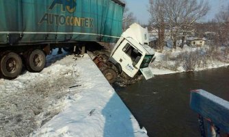 Kamion dva sata visio nad Moravom, vozač izvučen i prevezen u bolnicu (VIDEO)