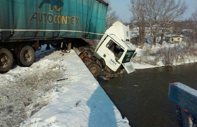 Kamion dva sata visio nad Moravom, vozač izvučen i prevezen u bolnicu (VIDEO)