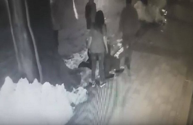 Prebijanje mladića u Kolašinu uznemirilo javnost: Udarala ga i djevojka