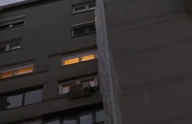Ledenica duga 50 metara na zgradi u beogradskoj ulici (VIDEO)