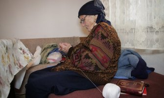 Baka Stana Srdić u 101. godini čita, hekla i plete(FOTO)