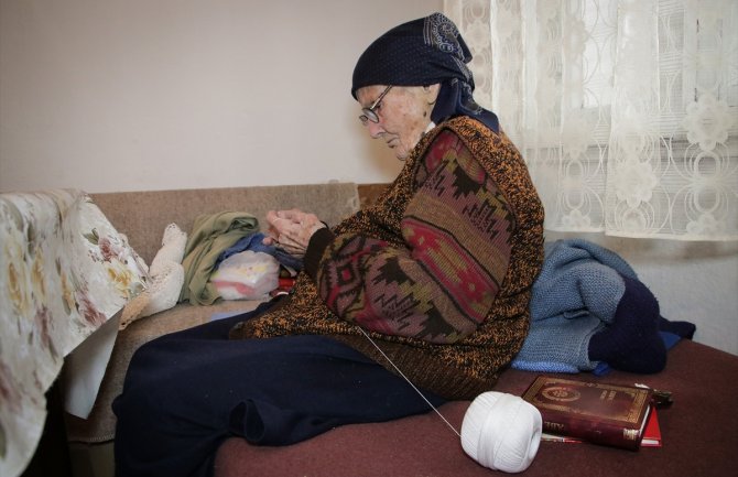 Baka Stana Srdić u 101. godini čita, hekla i plete(FOTO)
