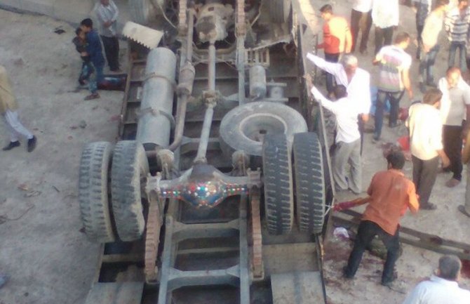 Indija: U padu kamiona poginulo 25 osoba, više ljudi zaglavljeno ispod olupine