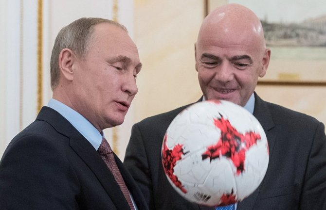 Putin i Infantino igrali fudbal u zelenoj sobi moskovskog Kremlja(VIDEO) 