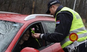 Srbijanke oduševljene gestom: Policajci poklanjali cvijeće ženama vozačima (FOTO)