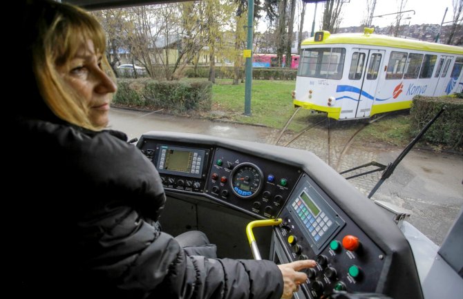 Almedina vozi tramvaj u Sarajevu: Nije strašno kao što izgleda, volim svoj posao