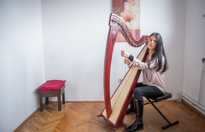 Milica Kankaraš, jedina diplomirana harfistkinja u Crnoj Gori: Ljubav prema harfi jača od svih prepreka