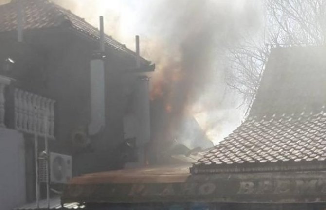 Beograd: Vatra zahvatila magacin, urušio se krov 