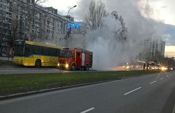 Beograd: Zapalio se autobus, bulevar u oblaku dima (VIDEO)