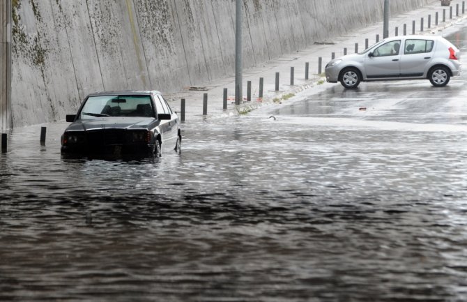 URA: Obilnija kiša na ulicama Podgorice pravi olimpijski bazen