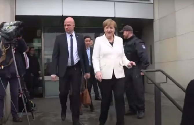 Uhapšen muškarac koji je pokušao da priđe Angeli Merkel (VIDEO)