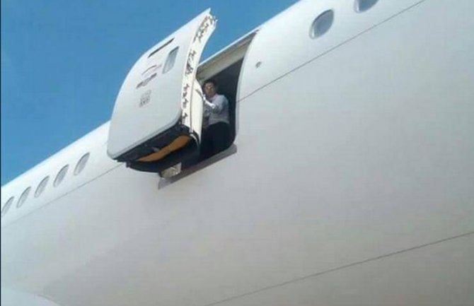 Stjuardesa ispala iz parkiranog aviona, sumnja se na pokušaj samoubistva (FOTO)