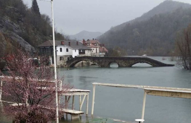 Rijeka Crnojevića: Voda ulazi u objekte, poplavljenih područja ima i u barskoj opštini