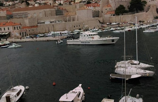 Dubrovnik: Vjetar donio pakete marihuane u luku