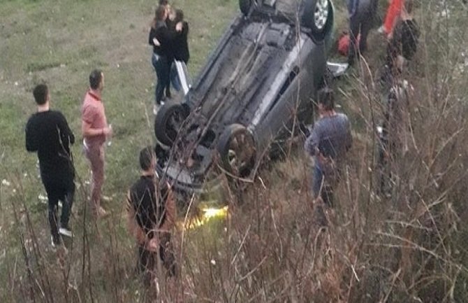 Automobil sletio na putu Pečurice-Vladimir, dvoje povrijeđeno