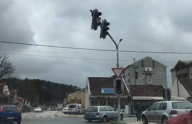 Vjetar u Nikšiću čupao drveće, obarao saobraćajne znakove