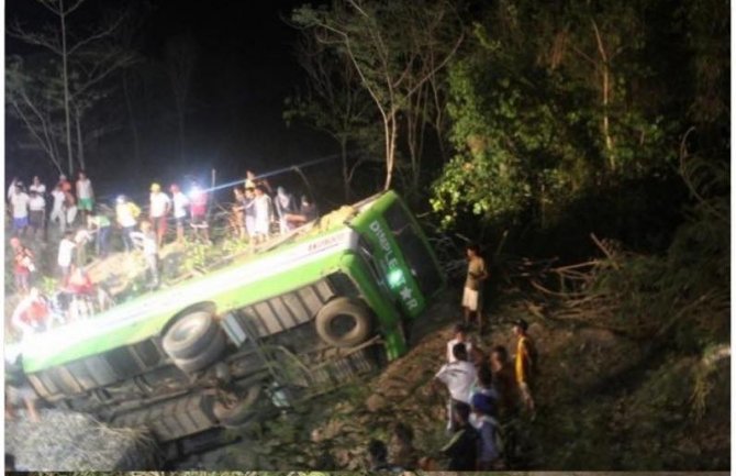 Autobus na Filipinima sletio u kanjon, najmanje 19 poginulih (VIDEO)