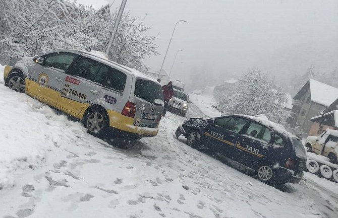 Snijeg na sjeveru otežava saobraćaj, nezgoda u Bijelom Polju