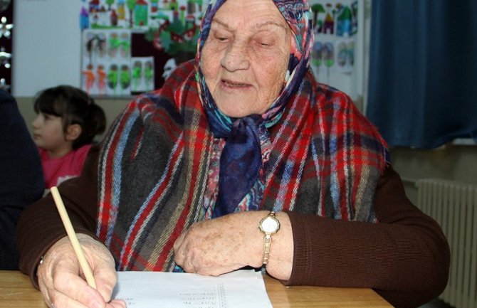 Baka u 92. godini odlučila da nauči da čita i piše (FOTO)