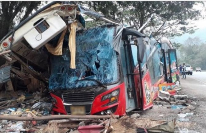 Otkazale kočnice:  Autobus izletio s ceste na Tajlandu, 18 ljudi poginulo