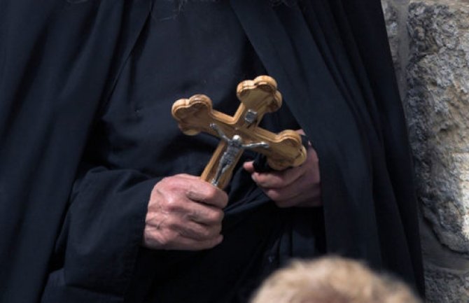 Svešteniku određen pritvor zbog sumnje da je prodavao drogu