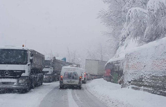  13 saobraćajnih nezgoda u protekla 24 sata, vozači oprez zbog snijega i poledice
