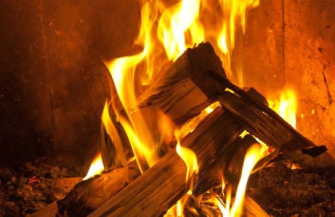 Republika Srpska: Drvo ispalo iz peći i izazvalo požar, stradao muškarac