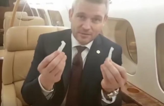 Premijer Slovačke otkrio sadržaj bijele kesice koja mu je ispala iz džepa (VIDEO)