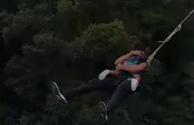 Skočio sa visine od 60 metara sa djevojčicom u naručju (VIDEO)