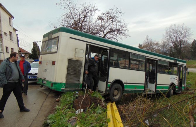 Niš: Autobus sletio sa puta; Vozač uzviknuo: Pređite pozadi, nemam kočnice  (FOTO/VIDEO)