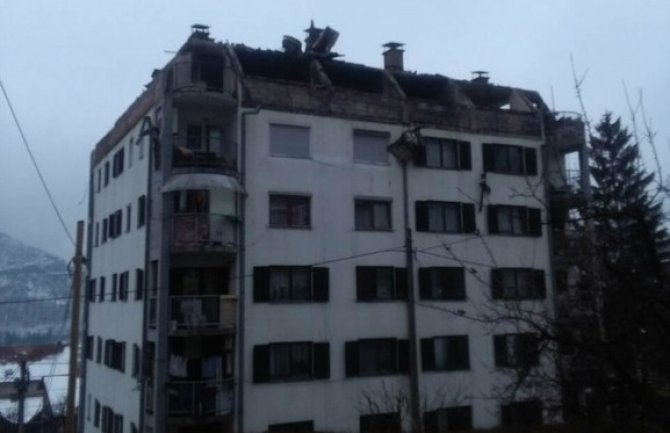 Užice: U požaru izgorjelo 5 stanova, povrijeđena porodica i vatrogasac (VIDEO)