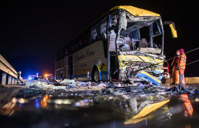 Njemačka: Autobus udario u kamion, vozač poginuo, 18 povrijeđenih
